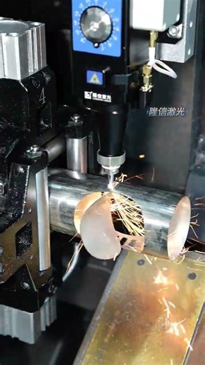 The multi-functional 1500-watt small 3D laser pipe cutting machine cuts smoothly and can c