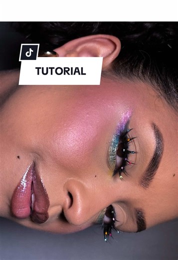 Tutorial maquiagem colorida para carnaval! 🌈🌟 Curso de automaquiagem por 45,00 • Link na bio 🌟 #belezanotiktok #trend #maquiagemartistica #creatorsearchinsights #makeuptransition