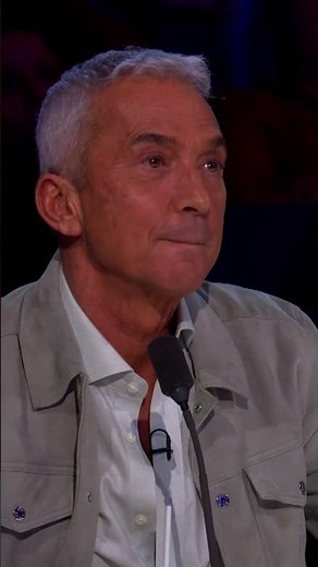 Singing Magician CAPTIVATES the audience | Britain's Got Talent | #shorts