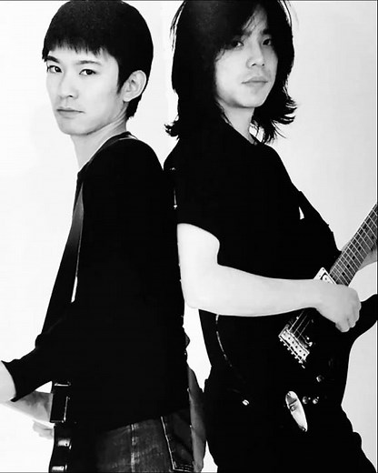 昔の奇跡の瞬間──宮本浩次 ✕ 草野マサムネ音楽の歴史を感じさせてくれる、貴重な一枚をぜひお楽しみください。#スピッツ #草野マサムネ #宮本浩次 #spitz #ギター男子 #草野正宗
