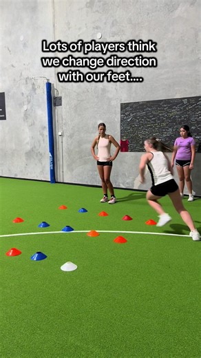 Most players try to change direction with their shoulders. Great movers turn their head first and let their hips follow. Eyes lead, hips rotate, explosive takeoff. This drill teaches players to fully turn their hips into the space they’re attacking instead of drifting sideways. Save this for your next netball training session. #netballtraining #netballcoach #footwork #netballdrills #agilitytraining