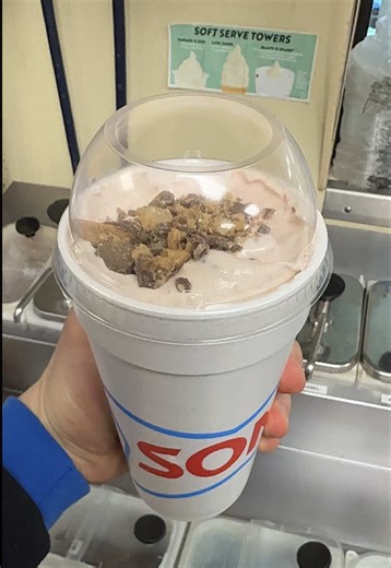 Reese’s 🍓 🍌 blast #papasfreezeria #sonicdrivein #foryoupage #icecream #fyp