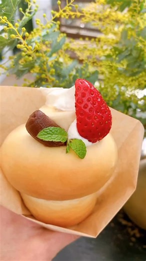 さんぽ舎 on Instagram: "おはようございます。 さんぽ舎開店10:00〜15:00 今日もパンが焼き上がります。 季節の野菜や果物をたっぷり使用したパンやサンドイッチやお食事デザートをご用意しています。 一月ももう終わり、明日からは2月、自然はちゃんと小さな芽を出し始めています。春はもう少し。 今日のおすすめ ○コロネ チョコカスタードとバナナ 苺、生クリームちょっと ○苺と生ハムサンドカンパーニュ ○スモークサーモンホットサンド ○木の子モッツァレラチーズガーリックバターホットサンド ○酵素玄米エスニックシチュー 残り僅か ○酵素玄米おにぎり ○酵素玄米酵母カンパーニュ12時頃 ○キャロットポタージュスープ ○メレンゲアップルパイ ○シルクスイートさつま芋プリン 他にもお飲み物やパンをご用意してお待ちしてます。 ご予約お取り置きは049-265-4625 明日は酵素玄米と味噌汁の御膳をご用意します。こちらもご予約をお願いします。お待ちしてます。"