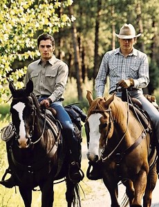 Few images in modern cinema are as quietly powerful as Heath Ledger and Jake Gyllenhaal riding side-by-side across the sweeping, rugged landscapes of Brokeback Mountain. What begins as two ranch hands sharing seasonal work in the remote Wyoming mountains evolves into one of film’s most emotionally resonant portrayals of love—told through glances, silences, and the rhythm of hooves crossing open country. A Bond Forged in the Wilderness The riding sequences in Brokeback Mountain do more than estab