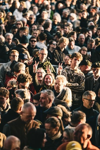 Vidste du, at Dodo & the Dodos står bag den ikoniske fodboldsang Re-Sepp-ten? ⚽🎶 Så gør dig klar til at skråle med på Vi er Røde, Vi er Hvide, når de i morgen indtager scenen til Fed Fredag 🇩🇰 Har du endnu ikke købt billet? Så skynd dig! 🏃💨 I morgen stiger prisen på koncertbilletter nemlig til 300 kroner 🎶 Find din koncetbillet her på friheden.dk | Tivoli Friheden