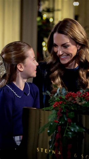 20minutos on Instagram: "♥️🎄 El tierno vídeo de Kate Middleton y su hija Charlotte tocando el piano para felicitar la Navidad Madre e hija han ofrecido una actuación musical por el concierto de villancicos Together at Chritsmas, una de las tradiciones navideñas de la casa real británica. Desde la cuenta de Instagram del príncipe y la princesa de Gales han compartido el vídeo en el que aparecen ambas sentadas frente al piano e interpretando el tema Holm Sound del compositor escocés Erland Cooper