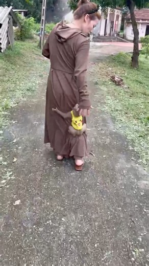 Behind Mom was a cute little monkey running after her.😘😘🐒
