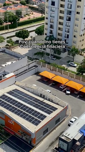 Aquí te explico el dinero que está perdiendo @makrocolombia por no usar su techo. Qué opinas? Debería instalar paneles solares? Síguenos: @energiasolarsurya | Energia solar - Surya