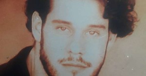 Galã dos anos 90 posa com marido no Dia Internacional contra LGBTfobia