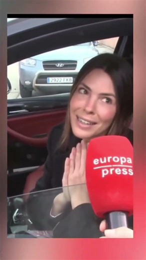 🎤❤️LAURA MATAMOROS SE RIE Y RESPONDE A CARLO CONSTANZIA"No escupas al cielo que luego te cae#shorts