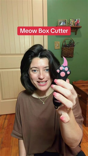 This is the cutest box cutter you’ll ever own — and it actually works. 🐾 adorable cat claw design 📦 sharp, smooth cut for packages ✂️ retractable & safe to store 🎁 perfect little gift or desk essential 🚚 FREE SHIPPING Once you use a cute one, you’ll never go back to the boring kind. Great for packages, crafts, labels, and everyday cutting. 🛒 Grab one before they sell out — these always go fast. #boxcutter #catloverfinds #cutehomefinds #deskessentials #everydayfinds