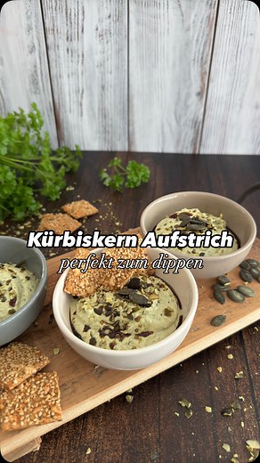 Dieser Kürbiskern Aufstrich ist in wenigen Minuten zubereitet – perfekt für Brot, Wraps oder als Dip. 🍞🥒 Einfach und lecker !! REZEPT 60 g Kürbiskerne Zermahlen Einen Esslöffel zur Seite stellen Danach die restlichen Zutaten dazugeben Eine Knoblauchzehe 250 g Magertopfen 130 g Sauerrahm 20 ml Kürbiskernöl Ein Teelöffel Salz Eine Prise Pfeffer Alles miteinander vermixen Ihr könnt diesen Aufstrich einfach nur zum dippen verwenden oder es passt auch perfekt aufs Brot… welchen Aufstrich macht ihr 