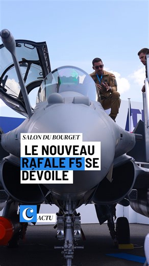 🛫 Le Rafale F5 se dévoile au Salon Aéronautique du Bourget. Prévu pour 2033, ce nouveau standard marque la rénovation à mi-vie du Rafale. Objectif : préparer l’appareil aux menaces des prochaines décennies, avec des capacités renforcées. 👉 Guerre électronique, frappes en profondeur, supériorité aérienne, reconnaissance, frappe nucléaire et participation aux missions SEAD/DEAD… un virage technologique qui pourrait aussi booster les ventes à l’export. #SalonDuBourget #Rafale #dassaultaviation #d