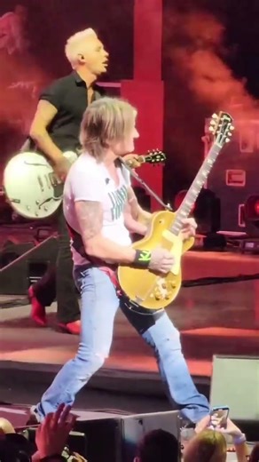 Keith Urban is always good with the guitar riff. #viral #keithurban #liveperformance #latest #fyp
