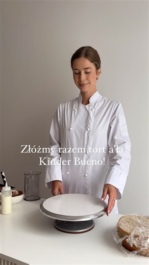 Składamy tort a’la Kinder Bueno👩🏼‍🍳❤️ przepis znajdziecie w e-booku „Torty, które uszczęśliwiają” 👩🏼‍🍳 link w profilu! ❤️ Co powiecie na takie połączenie? (Nie, wcale nie udaje, że to pytanie retoryczne 🤭) | Bake Someone Happy