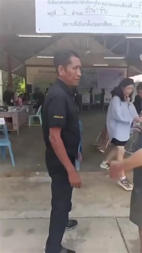 เกิดเหตุปะทะคารมกันระหว่างเจ้าหน้าที่หน่วยเลือกตั้ง จ.สุพรรณบุรี กับผู้มาใช้สิทธิ์ !!! #เลือกตั้ง69