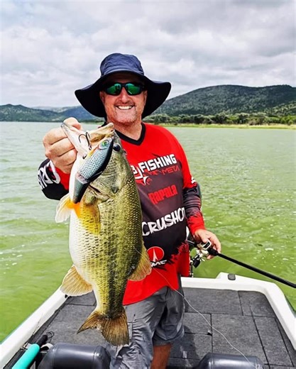 www.BassStoreItaly.com on Instagram: "Rapala® Super Shadow Rap® Glide When the mission is bigger bass or a bigger #pike, you need a #bait that hunts like a predator. 🎯 That’s exactly what Rapala Super Shadow Rap Glide brings to the game – and John Short knows it. Built as a true glide bait, the Super Shadow Rap® Glide delivers a wide, side-to-side swimming action that perfectly imitates a large, injured baitfish. One sweep of the rod tip sends it sliding, pausing, and daring big bass to make a 