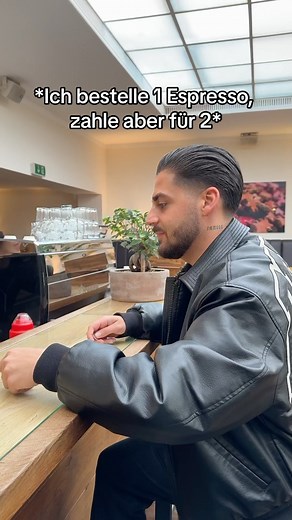 Anzeige I Caffè Sospeso ist eine wunderschöne Tradition aus Italien. Es ist ein Akt der Freundlichkeit, bei dem man beim Bestellen eines Caffès gleich einen zweiten mitbezahlt, der dann einer Person gespendet wird, die sich selbst keinen leisten kann. Gemeinsam mit @lavazza_de möchten wir diese Tradition in Deutschland verbreiten. Dafür brauchen wir eure Hilfe! Was ihr tun müsst? Schreibt eine schöne Botschaft/ Gruß in die Kommentare. Die Kommentare unter diesem Reel werden anschließend von Lava