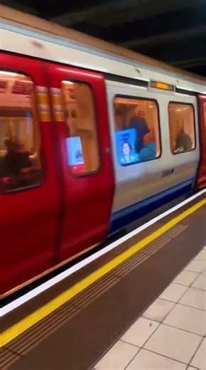 Blackfriars Underground Station 🇬🇧#london #londonlife #underground #train