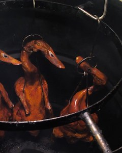 4.1M views · 123K reactions | ยกฮ่องกงมาไว้ที่สาทร "Apollo Duck เป็ดย่างอพอลโล" ถูกใจคนไทย จัดไป 100 คิวต่อวัน  โทร.081-201-4444  Facebook : Apollo Duck เป็ดย่างอพอลโล #ปัญญา5ดาว #Workpoint23 #ร้านอาหาร #ร้านอาหารแนะนำ | ปัญญา5ดาว | Facebook