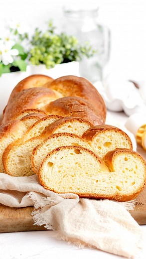 ⭐️ NEW! HOMEMADE BRAIDED CHALLAH ⭐️ The trick to a good challah bread is a dough that’s just hydrated enough that you can roll and shape it without it sticking to everything, while still allowing the ropes of dough fuse back together after being braided so you can slice it as one whole loaf. ⁠ ⁠ I love making challah but so many of the best recipes make two or even three loaves. My recipe makes just one medium sized challah bread and I’ve got all my best tips for getting a nice looking braid on 