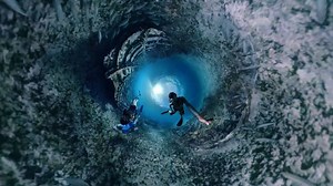 2017 war der absolute Hammer! Von den Tiefen des Ozeans bis zu einer Rakete im Himmel, erlebt noch einmal unsere Lieblingsmomente von dieser absolut verrückten Reise, die das Leben doch ist. Teilt eure besten, unbearbeiteten Clips auf gopro.com/awards mit dem Stichwort #YearInReview in der Beschreibung. Wir schneiden eine Montage mit unseren Lieblingsclips zusammen teilen das Video am Ende des Jahres auf der GoPro Seite 🚀🦈⛰🏝🐶🏂🎉 | GoPro