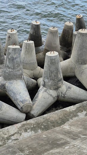 Tetrapods. Purpose hini para protectionan it mga seawall/breakwaters kontra hit lamba hit balud. Dako it gasto hini hit mga gobyerno. Angay higamitan ba gudman ini o kun mas makapaduroy la lugud hit danyos🤔🤔🤔 | Kuya Rindo