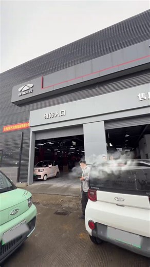 5月5日，浙江省台州市路桥区方林汽车城B813号台州风云售后服务中心。一名28岁的探店博主于2022年花费5.5万元购买一辆QQ冰淇淋汽车，主要看中“终身质保”，且后续所有保养均按要求在4S店指定地点完成。车辆使用一年后续航明显下降，已出现较大幅度衰减。其多次将车辆送至售后维修，累计已达6至7次，但每次仅被告知进行维修处理，售后方面既未提供正式维修单据，也未给出明确解决方案。博主在视频中要求品牌方出面回应并解决问题，并表示若问题得不到处理，将持续发布视频进行曝光。博主还表示，在其于售后现场拍摄视频过程中，一名工作人员突然上前掐住其脖子，并一边掐一边质问“你拍什么？”。