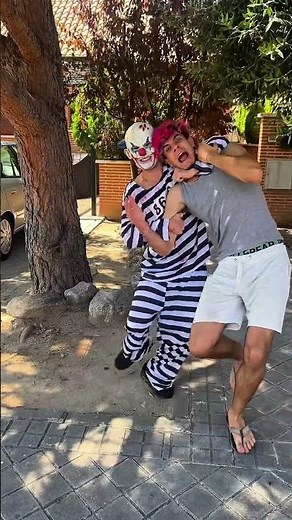 The clown has captured my friend 😰