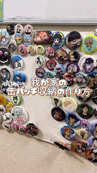 我が家の缶バッチ収納の作り方を紹介します😊 ✴︎DAISO購入品 ・ワイヤーネット（ホワイト） 商品価格200円（税込220円） サイズ:62㎝×40㎝ 商品コード: 4550480848440 ・大判はぎれ（ホワイト） 商品価格100円（税込110円） サイズ:90㎝×90㎝ 商品コード: 4550480619125 ２つの商品を縫い合わせるだけ！！ 作ってみてね✨ #daiso #簡単diy #缶バッジ #収納 #子供のいる暮らし