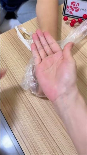 手镯戴久了取不下来，用这个方法，3秒快速摘下！#摘手镯 #摘手镯方法 #摘手镯全国排名第一 #摘手镯的技巧 #摘手镯的方法