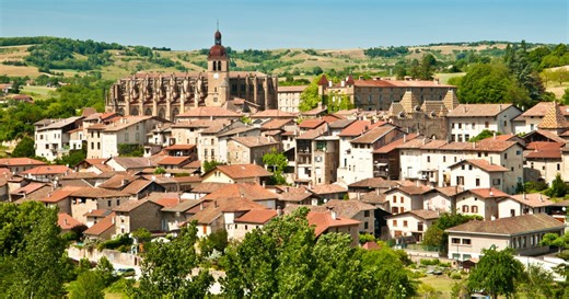 Cette impressionnante cité médiévale, située juste à côté de Lyon, est également l'un des plus beaux villages de France