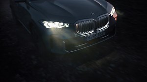 唯我峰範！ 全新BMW X5以王者風範駕馭征途，箭矢形日行燈與飾光水箱護罩凝聚無懈氣場。搭載懸浮式曲面螢幕與BMW Operating system 8.5，讓先進科技領你自信縱橫，開展眾人嚮往、前所未見的嶄新格局！ 指定車型享一年乙式全險及三年 / 40,000公里保養套裝 喚醒內心渴望，駕馭王者之姿！ 即刻領會全新BMW X5豪華運動休旅： https://mybmw.tw/1203THEX5 #BMW #THEX5 #G05 | BMW Taiwan總代理 汎德