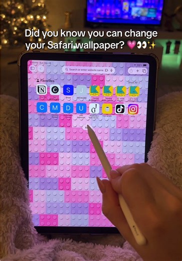 Did you know you can customize your Safari background on iPad? ✨ Simple iPad tip to make your setup more aesthetic and personal 💕 #ipadtips #ipadcustomization #wallpapers #aesthetics #techtok