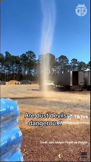 🌪️ Dust devil up close! This spinning vortex kicked up dust in Northport, Alabama, earlier this week. ☀️Dust devils form when the sun heats the ground, causing hot air to rise quickly and spin up dust and even debris. ❓Are dust devils dangerous? They’re short-lived, but wind speeds can hit 60 mph! While smaller than tornadoes, they can still kick up debris and damage small structures in their path.