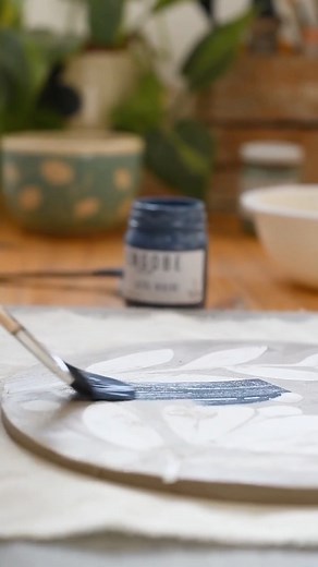 How to decorate a plate with engobe ❤️ ••• Follow @delaireinsumosparaceramica for more! | The Ceramic School