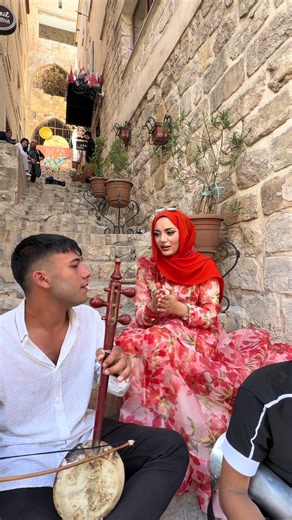 Mardin sokaklarında eğlenceli anlar — Kürtçe sokak şarkısı