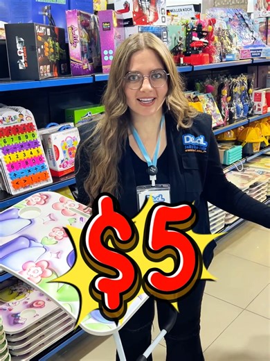 بدكم أولادكم يدرسوا ويرسموا برواق؟ 🎨📚 الحل صار عنا مع أحلى طاولة متعددة الاستعمالات! 😍 ميزاتها ولا أروع: ✅ بتنطوي وسهلة التخزين (بتصير شنطة). ✅ استخدام وين ما كان: عالتخت، عالكنباية، أو عالأرض. ✅ فيها مكان للكباية 🥤 ومسكة للتابلت/التلفون 📱. ✅ والمفاجأة: الها جارور سري للأقلام! ✏️ ✅ متوفرة بأكثر من ١٠ نقشات مميزة. 🔥 السعر: 5$ فقط! 🔥 📍 زورونا بالحمرا – حد مبنى يعقوبيان 🚚 توصيل سريع لكل لبنان 📲 حمّل تطبيقنا واطلب أونلاين: https://deal.com.lb/app 📞 اطلب عبر واتساب: https://wa.me/961717499