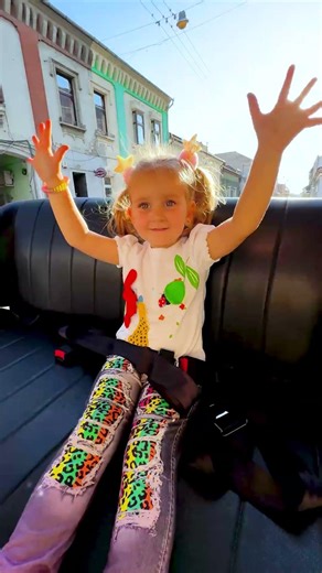 🤯 Cu mașină adevărată în PARC 😂 Dad vs Mom by electric CAR in Park #shorts