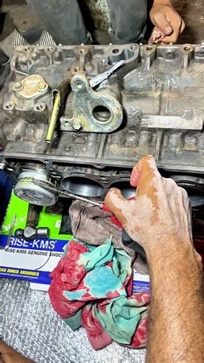 How to insert a piston into an engine! #car #engine #overhaul #Pistons #digitalmechanic