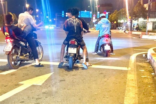 4 thanh niên tụ tập lạng lách, bốc đầu xe trên đường Phạm Văn Đồng