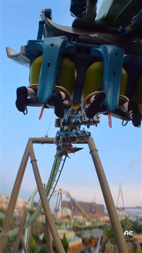 Amusement Explorer on Instagram: "😱 The most INTENSE flying coaster in the world : The Flying Dinosaur, a Jurassic Park themed coaster by manufacturer B&M at Universal Studios Japan, in Osaka 🇯🇵 #universalstudiosjapan #coasters #universalstudios #themepark #rollercoaster #jurassicpark #ジェットコースター #遊園地 #usj ▶️ Filmed with special permission"