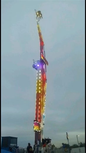 When fun turns into fear 😳 This ride snapped mid-air and sent people flying — thank God everyone made it out alive. Makes you think twice about those fair rides… 🎡💭 #explorepage #fypchallenge #fypageシ#FairRideFail #CarnivalAccident #CrazyMoments #CaughtOnCamera #ViralVideo #ShockingVideo #FairRide #AdrenalineRush #WildMoments #MustSee #OMG #FailOfTheDay #TrendingReel #FYP | Real Talk Daily