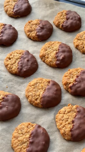 🍪 I’ve re created my favourite biscuits, and oh that was worth it ! I received some @highgrovegarden oat & honey biscuits dipped in milk chocolate and there were some of the nicest biscuits I’ve ever tried ! Some people might say those are Posh Hobnobs, and yes they might be, and they are SO TASTY! The recipe is in full in my newsletter ❤️ #biscuits #chocolatebiscuits #poshbiscuit #hobnobs #frenchstyle | Manon' s Little Kitchen