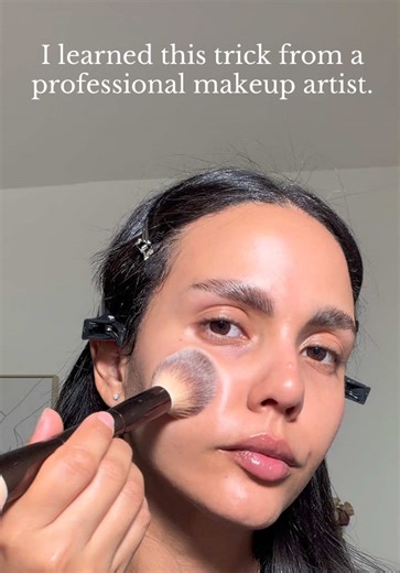 She says that to control oil and make your foundation look smooth, you should set your skincare with a translucent powder that has a natural finish. Using @Hourglass Cosmetics translucent powder. #hourglass #powderbeforefoundation #makeupartist #makup #translucentpowder