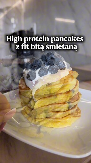 Pancakes z borówkami i fit bitą śmietaną