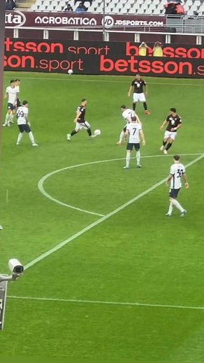 👉Josep Martinez semakin menegaskan dirinya sebagai bagian penting dari masa depan Inter. Meski minim menit bermain, kiper asal Spanyol ini selalu menunjukkan kualitas dan profesionalisme tinggi setiap kali dipercaya turun ke lapangan. “Martinez telah menjawab setiap panggilan dengan keberanian dan ketenangan yang luar biasa,” demikian penilaian dari lingkungan klub. 👉Ketika Sommer jadi pilihan utama, publik mempertanyakan kenapa dana sebesar itu tak dialihkan ke lini belakang atau serang,” cat