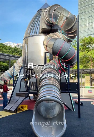 Playground tema outer space di jakarta selatan. Disini permainan nya beragam, yang sangat bagus untuk melatih motorik kasarnya. Banyak permainan yg melatih ketangkasan 🥰 kalau lagi cari playground yang bukan hanya untuk bermain ke twins n turns yang ada di cibis park aja yaa 🥳 @twistnturns.id #twistnturns #playgroundjakarta #playgroundanak