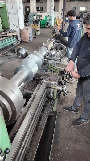 Crankshaft machining operation on a manual lathe, this job requires a very skilled operator 👷