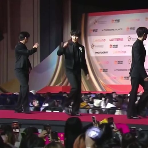 sunoo never stops with the fan service and almost got tripped BE CAREFUL MY SHAYLA! 🥹 | Yang Jeonri